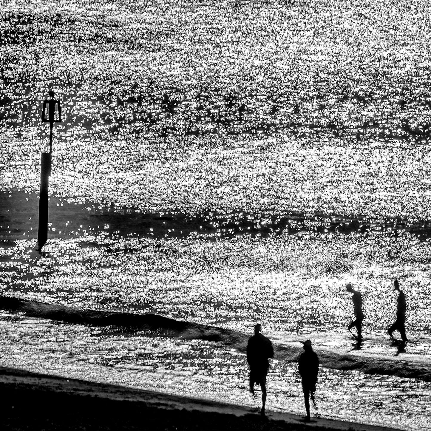 Yūgure no Sansaku | 夕暮れの散策 — four figures silhouetted on a glittering silver Dorset shoreline